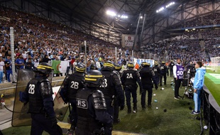 Des CRS arrivent sur la pelouse du Vélodrome pour calmer les supporters marseillais lors de OM-Lyon, le 20 septembre 2015.
