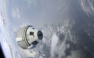 Vue d'artiste de la capsule Starliner de Boeing dans l'espace.
