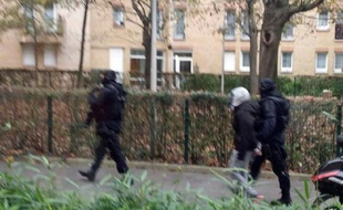 Photo prise par iphone de la police arrêtant une personne à Drancy, le 16 novembre 2015