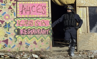 Un policier devant un restaurant Kurde dans la «jungle» de Calais (archives).