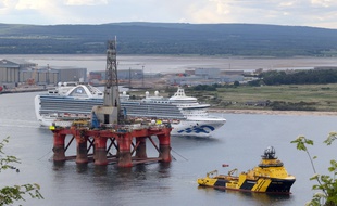La plateforme pétrolière devait initialement se rendre vers le champ de Vorlich en mer du Nord.