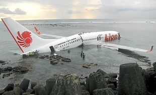 L'appareil a manqué la piste d'atterrissage et fini sa course dans la mer.