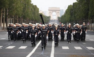 Dès 10H00, le président de République, chefs des armées, présidera le défilé militaire, symbole du lien de la Nation et de son armée. Sur le thème des armées "au service de la Nation et de la paix dans le monde", le cru 2012 mettra à l'honneur les casques bleus qui servent dans le cadre des forces de l'ONU et les troupes rentrant d'opération extérieures (Opex).