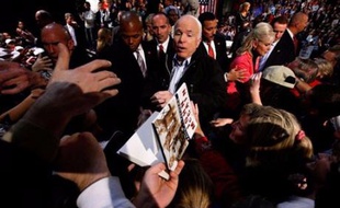 Le républicain John McCain, 72 ans, avait devant lui une véritable journée marathon avec des rassemblements en Pennsylvanie (est), dans le New Hampshire (nord-est), puis en Floride (sud-est) où il doit prendre le podium peu après minuit heure locale (05H00 GMT lundi).