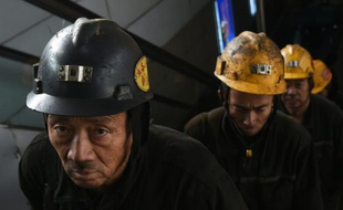 Des mineurs quittent une mine de charbon par un tunnel souterrain, en Chine (photo d'illustration)
