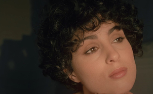 Barbara Pravi dans le clip de sa chanson Le Jour se lève.