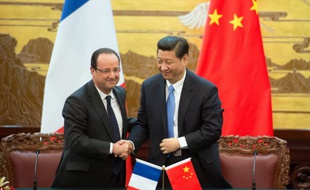 Le président français, François Hollande, et son homologue chinois, Xi Jinping, à Pékin, le 25 avril 2013.
