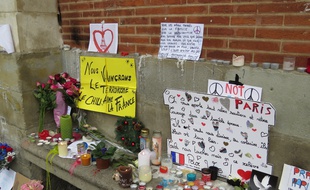 De nombreux messages et objets ont été déposés sur la façade du Capitole, à Toulouse, le 16 novembre 2015, pour soutenir les victimes des attentats de Paris et Saint-Denis, trois jours plus tôt.