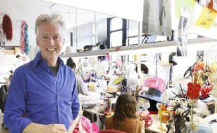 Philip Treacy, chapelier de Lady Gaga, dans son atelier à Londres, le 18 avril 2011