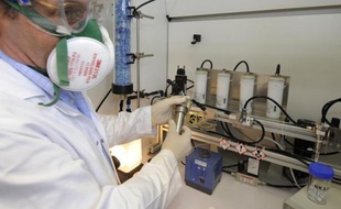 Le gouvernement a publié vendredi un premier recensement des nanoparticules mises sur le marché en France, ce qui constitue une première étape pour mieux identifier les éventuels risques pour la santé de ces particules infimes utilisées dans des secteurs aussi variés que l'électronique, les cosmétiques ou le bâtiment.