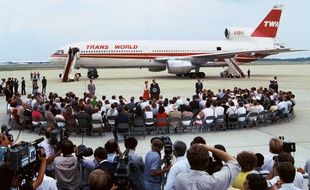 Les passagers de l'avion de la TWA détournée en 1985 avaient été accueillis le 2 juillet par le président américain Ronald Reagan