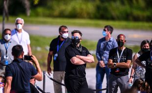 Le patron de tesla et SpaceX, Elon Musk regarde l'arrivée du premier vol spatial humain civil à la Nasa le 15 septembre 2021.