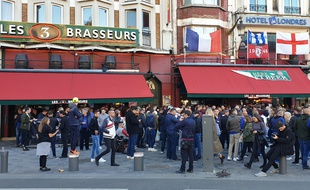 Des supporters de Chelsea dans un bar près de la gare de Lille.