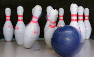 Des quilles et une boule de bowling. Illustration.