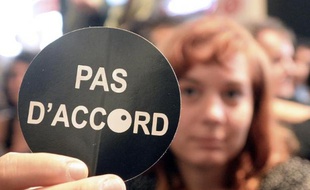 Une intermittente du spectacle tend un autocollant "Pas d'accords" lors d'une manifestation à Avignon, le 7 juillet 2014