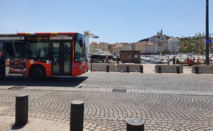 Un bus circule sur le Vieux-Port à Marseille.