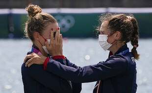 Laura Tarantola et Claire Bové en larmes au moment de recevoir leur médaille d'argent en deux de couple poids légers aux JO de Tokyo.