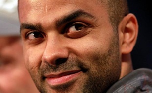 Tony Parker a de nouveau flambé mercredi en NBA en conduisant San Antonio à une victoire 118-105 sur New York alors que les pivots français Joakim Noah et Kevin Séraphin ont également brillé