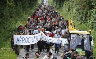 Les opposants à la création d'un aéroport à Notre-Dame des Landes, près de Nantes, manifestent à Paris ce week-end avec six tracteurs et plusieurs dizaines de vélos pour combattre un projet qu'ils jugent "incompatible avec le Grenelle" et "dépassé".