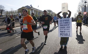 La Gambienne Siabatou Sanneh lors du marathon de Paris, le 12 avril 2015.