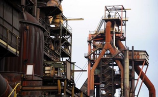 Après l'abandon par ArcelorMittal du projet Ulcos, plusieurs éditorialistes se déchaînent vendredi contre la gestion du dossier Florange par l'exécutif, dénonçant une "déroute" du Premier ministre Jean-Marc Ayrault et un "échec" du Président François Hollande.