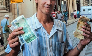 Cela fait vingt ans que les Cubains jonglent avec deux monnaies, mais leur casse-tête quotidien va prendre fin avec la décision annoncée mardi par le gouvernement d'en terminer avec ce système, source d'innombrables inégalités.
