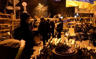 Plusieurs centaines de manifestants ukrainiens pro-européens restaient mobilisés lundi matin à Kiev malgré un froid vif et des chutes de neige, au lendemain d'une démonstration de force de l'opposition qui a mobilisé plusieurs centaines de milliers de personnes contre le pouvoir.
