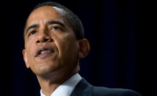 Le président américain Barack Obama a salué samedi le compromis négocié la veille au Sénat par les démocrates pour faire adopter un plan de relance économique d'au moins 780 milliards de dollars.