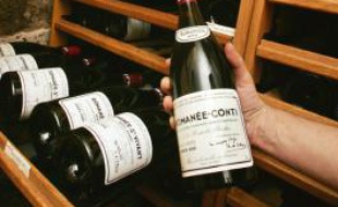 Une bouteille de Romanée Conti en vente chez un caviste de Paris, le 26 novembre 2004