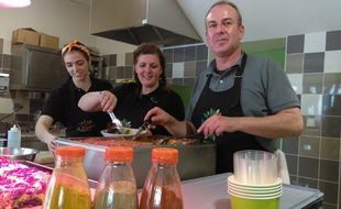 Les gérants d'A Table Naturellement, en plein service.