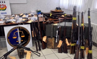 Des armes et des munitions saisies dans le cadre d'une enquête pour trafic d'armes, à Rezé, près de Nantes, le 5 décembre 2008