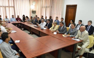 Photo publiée par la Présidence colombienne montrant les délégations des FARC (à g) et du gouvernement le 5 mars 2015 à La Havane