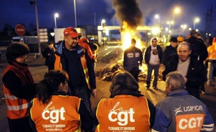Direction et syndicats d'ArcelorMittal, qui n'ont pas réussi jeudi à dénouer la crise à l'aciérie de Florange (Moselle), se reverront vendredi à la sous-préfecture de Thionville (Moselle) pour une nouvelle réunion cruciale en vue d'un accord.