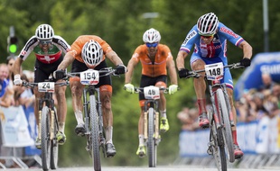 Quatre cyclistes.