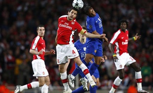 Arsenal – Manchester United: 1- 3
Cesc Fabregas (ici à la lutte avec Anderson) est passé à côté de son match. Pris dans la nasse, l’Espagnol n’a pas eu son rayonnement habituel sur le jeu d’Arsenal.
