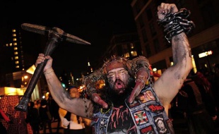 Des dizaines de milliers de New Yorkais sont descendus dans les rues lundi soir pour fêter Halloween, occasion chaque année d'une gigantesque parade à Greenvich village peuplé pour un soir de hordes de sorcières, squelettes, soubrettes et autres zombies.
