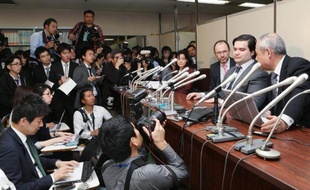 Le président de MtGox Mark Karpeles (2e à droite) donne une conférence de presse à Tokyo le 28 février 2014