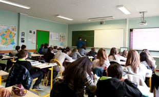 Une classe de collégiens photographiée le 13 mars 2015 en France.