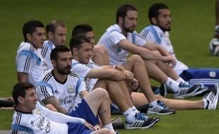 Lionel Messi et Ezequiel Lavezzi le 10 juillet 2014 dans leur camp de base de Belo Horizonte, à 340 km de Rio