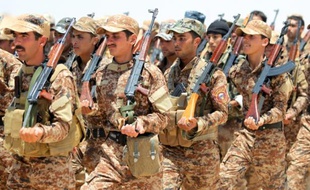 Des volontaires irakiens sunnites, alliés à l'armée irakienne contre le groupe Etat islamique, le 17 juin 2015 dans la province d'Al Anbar