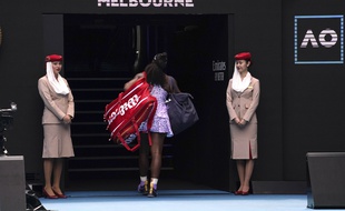 Serena Williams sort tête basse de l'Open d'Australie.