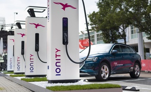 La voiture électrique progresse à grands pas, mais le nombre important d’opérateurs de bornes de chargement ne facilite pas la tâche des usagers en déplacement.