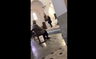 Catherine Pila tenant un discours au sein de l'église Sainte-Anne à Marseille.