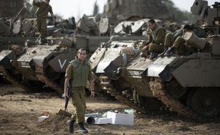 Des combattants palestiniens à Gaza ont tiré vendredi des roquettes en direction de Jérusalem et Tel-Aviv, poussant Israël à mobiliser 75.000 réservistes en prévision d'une éventuelle offensive terrestre contre l'enclave palestinienne.