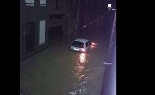Une voiture sous les eaux à Olonzac.