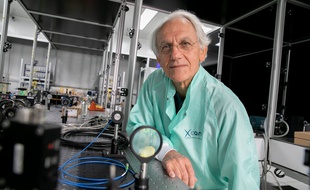 Gerard Mourou, prix Nobel de Physique, dans son laboratoire à Saclay en 2018.
