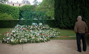 Un homme devant la stèle d'hommage aux victimes du crash du Rio-Paris au cimetière du Père-Lachaise à Paris.