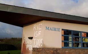 La mairie de Calanhel a été taguée dans la nuit de samedi à dimanche.