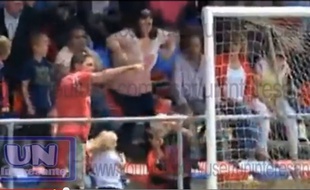 Une supportrice espagnole en train d'imiter un singe, le 17 mai 2014 en Catalogne.