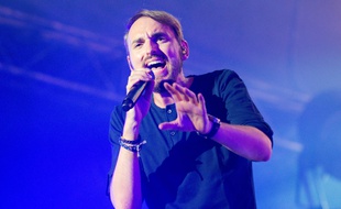 Christophe Willem en concert au festival de Ronquières (Belgique), en août 2015.